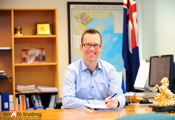 Đại[-]sứ[-]New[-]Zealand[-]trao[-]đổi[-]nhân[-]40[-]năm[-]quan[-]hệ[-]Việt[-]Nam[-]–[-]New[-]Zealand[-]